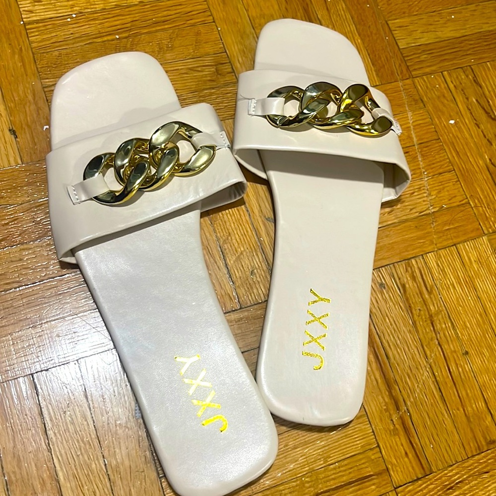 BRAND NEW SANDALS 25$